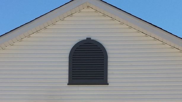 Aluminum tombstone gable vent with keystone